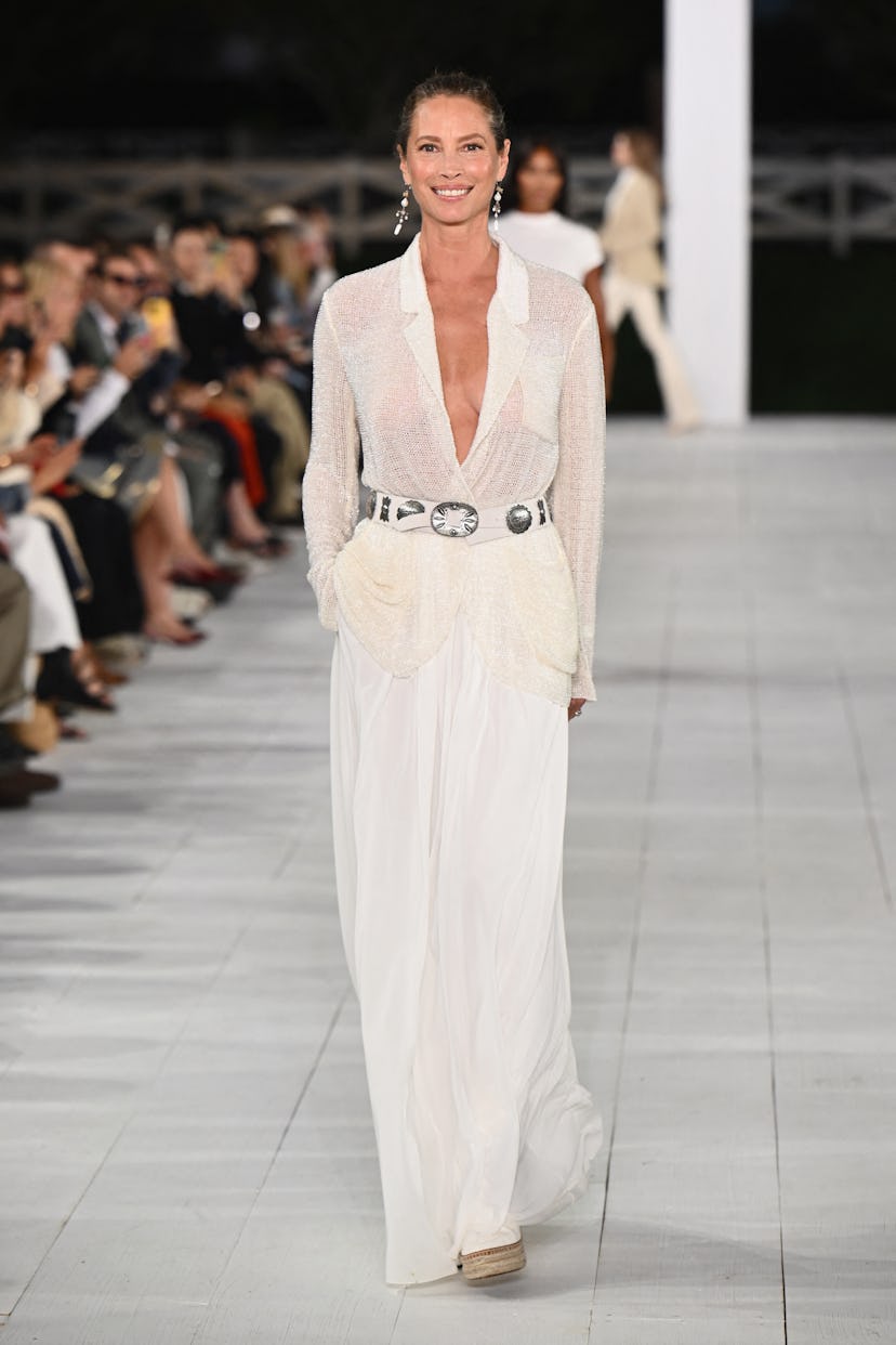 Christy Turlington asiste al desfile de Ralph Lauren Primavera/Verano 2025 durante la Semana de la Moda de Nueva York 