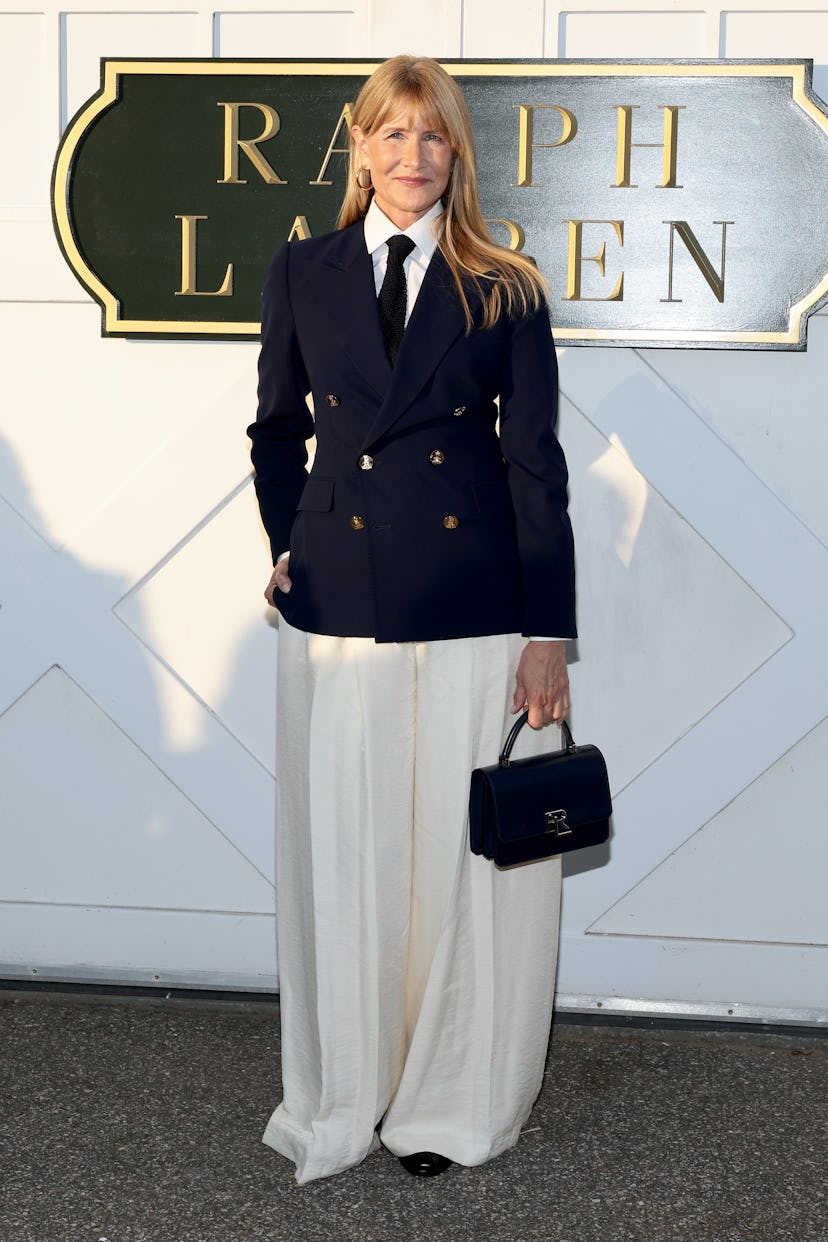 Laura Dern asiste al desfile de Ralph Lauren Primavera/Verano 2025 durante la Semana de la Moda de Nueva York 