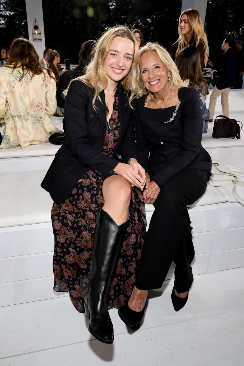 La Dra. Jill Biden y Finnegan Biden asisten al desfile Primavera/Verano 2025 de Ralph Lauren durante el New York Fashion...