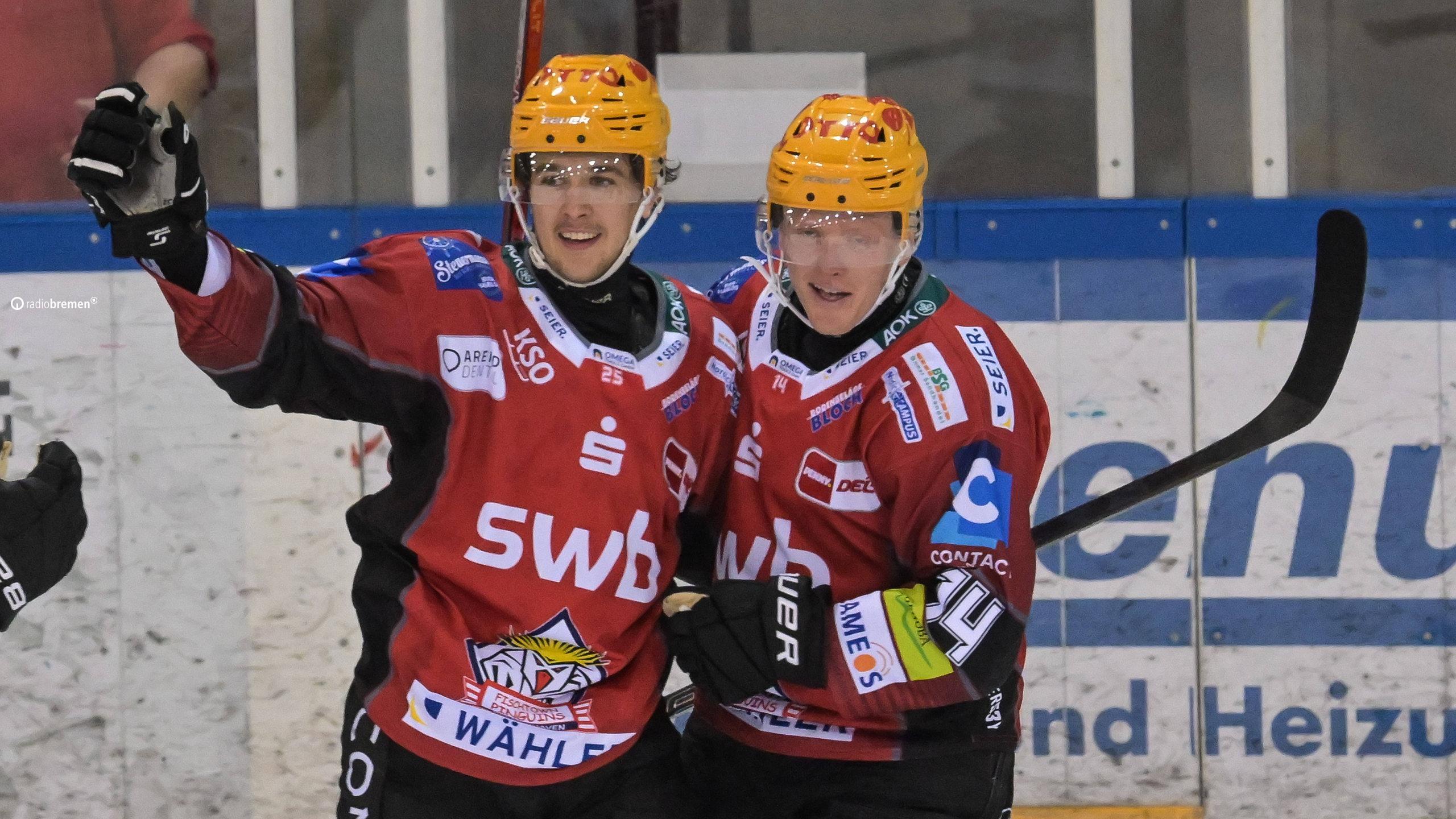 Fabian Herrmann y Ross Mauermann celebran un gol para los Fischtown Pinguins.