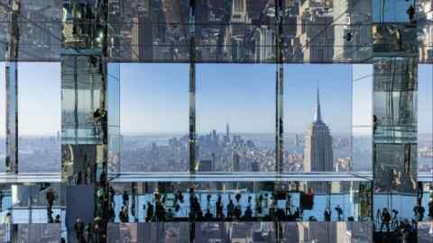 Los asistentes se reflejan en los espejos durante la gran inauguración de la plataforma de observación One Vanderbilt en Nueva York en octubre de 2021