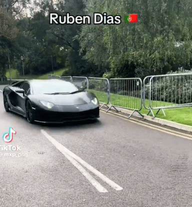 Rubén Días conduce un Lamborghini Aventador