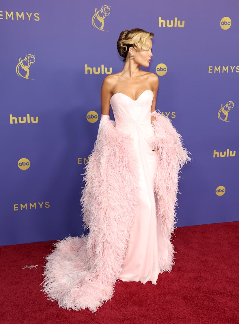 Vestidos color rosa ruborizado para los Emmy 2024