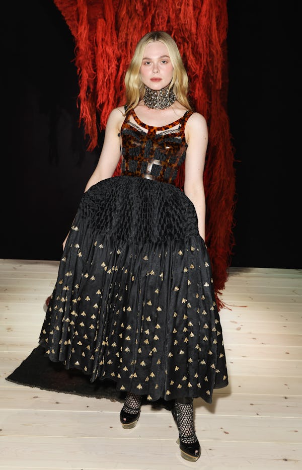 Elle Fanning asiste al desfile SS24 de Alexander McQueen durante la Semana de la Moda de París