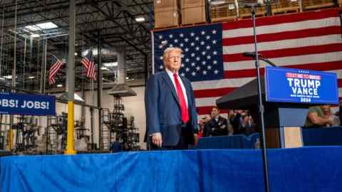 El candidato presidencial republicano, el ex presidente estadounidense Donald Trump, llega para hablar en un mitin de campaña en el almacén de Mosack Group en Mint Hill, Carolina del Norte.