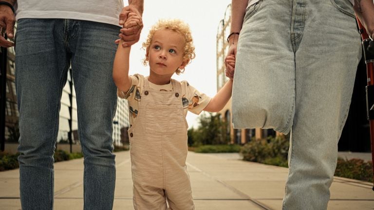 Fabe con sus padres (foto: Tim van den Broek).