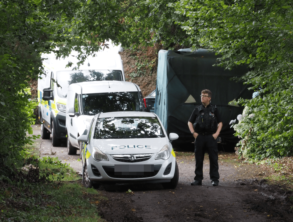 La policía en el lugar después de que una mujer y un niño murieran en una propiedad en Fletchersbridge, Bodmin, Cornwall