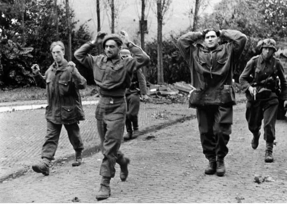 Soldados del 11.º Batallón de Paracaidistas británico se rinden en Oosterbeek el 24 de septiembre de 1944 durante la batalla de Arnhem