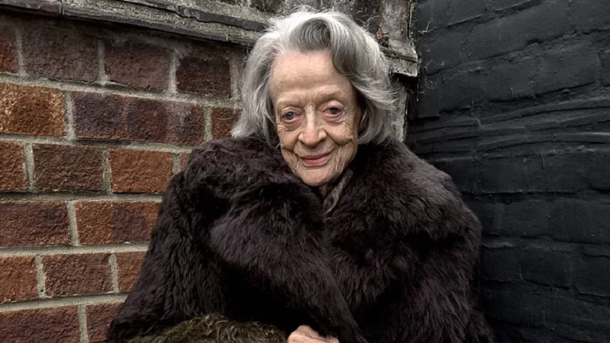 Maggie Smith, 88 años, posando para Loewe