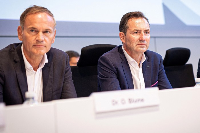 Oliver Blume y Arno Antlitz se sientan en una mesa durante una reunión del comité de empresa de Volkswagen en Wolfsburg, Alemania.