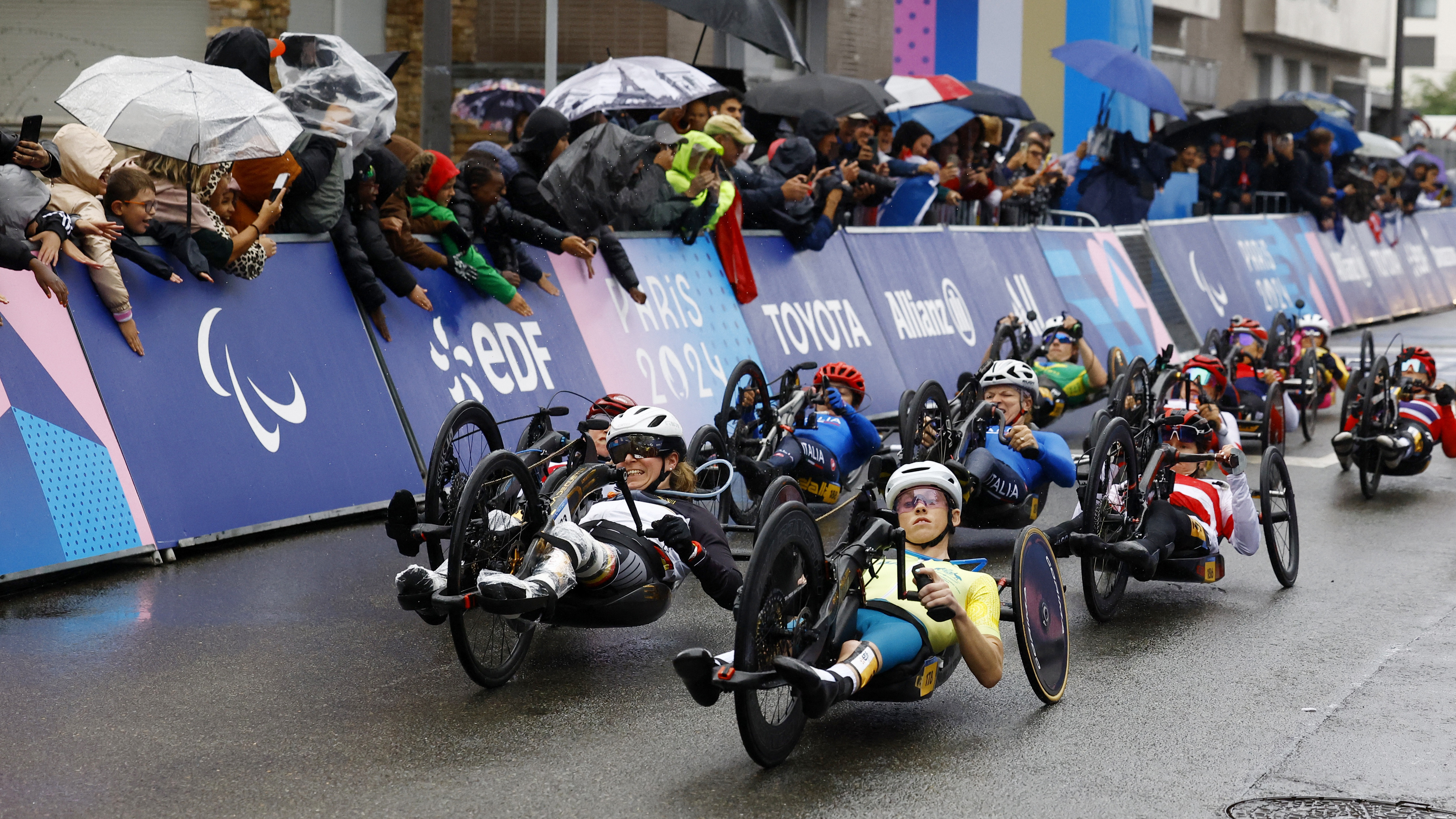 La paraciclista alemana Annika Zeyen-Giles (desde la izquierda) en su carrera