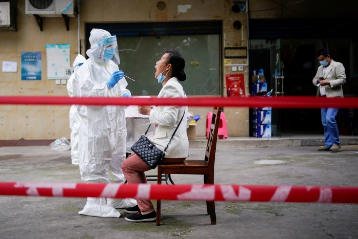 Un trabajador médico realiza una prueba a los residentes en Wuhan en 2020