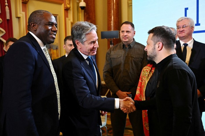 El ministro de Asuntos Exteriores del Reino Unido, David Lammy, a la izquierda, y Antony Blinken se reúnen con el presidente de Ucrania, Volodymyr Zelenskyy