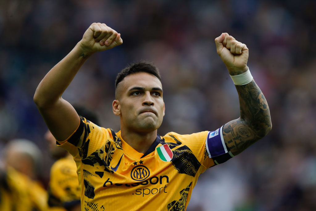 UDINE, ITALIA - 28 DE SEPTIEMBRE: Lautaro Martínez celebra marcar su segundo gol durante el partido de Serie A entre Udinese y FC Internazionale en el Stadio Friuli el 28 de septiembre de 2024 en Udine, Italia. (Foto de Timothy Rogers/Getty Images)