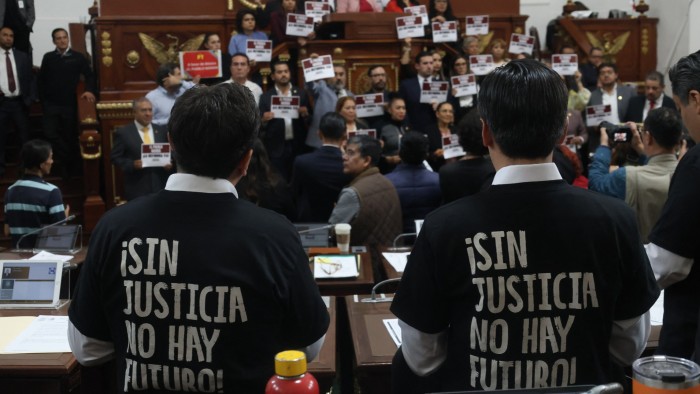 Diputados vistiendo camisetas que decían en español 'Sin justicia no hay futuro' durante la votación de la reforma judicial en la legislatura del estado de Ciudad de México.