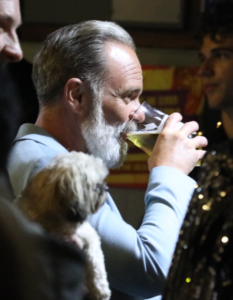 Daniel Brocklebank de Corrie tomó una última pinta antes de la hora de casa