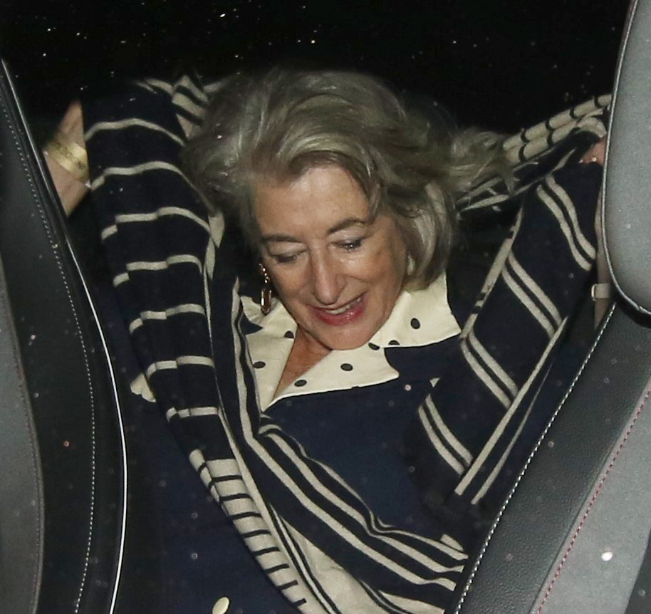 La ganadora del premio Maureen Lipman se enredó con su bufanda en el auto a casa