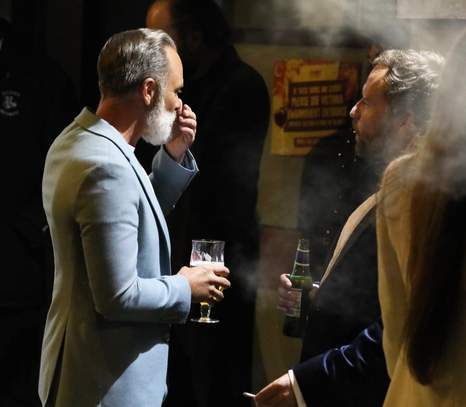 Peter Ash disfrutó de una cerveza y un cigarrillo mientras hablaba con su coprotagonista Daniel Brocklebank.