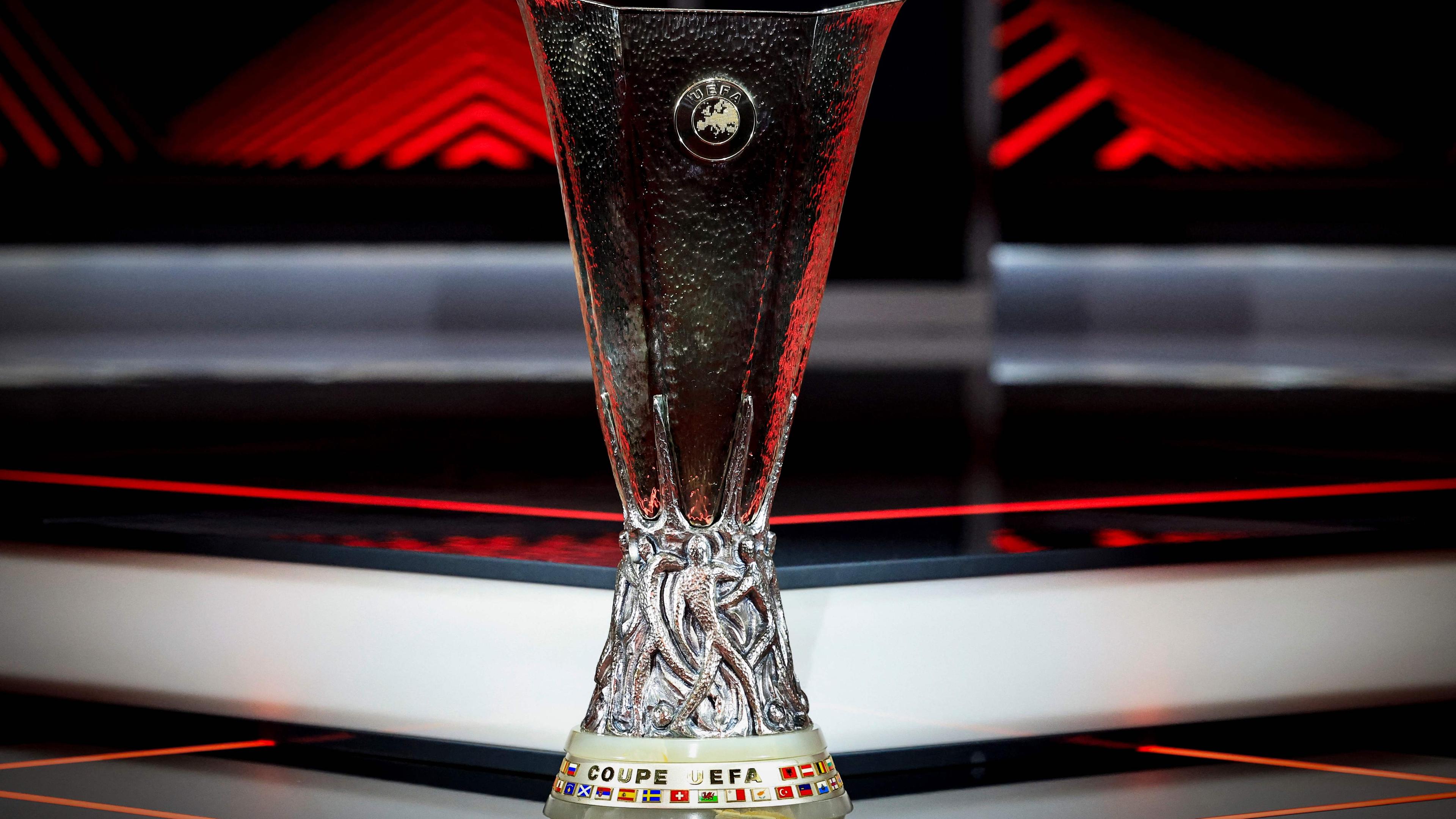 El trofeo de la UEFA Europa League durante el sorteo de la fase de grupos.