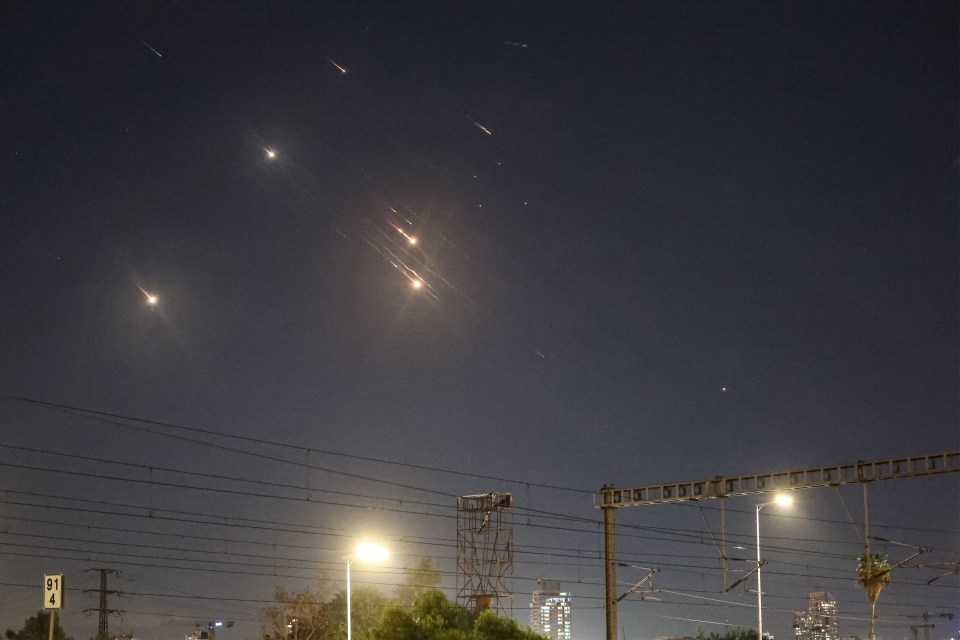 Las sirenas sonaron cuando llegaron los cohetes para impactar en el país.