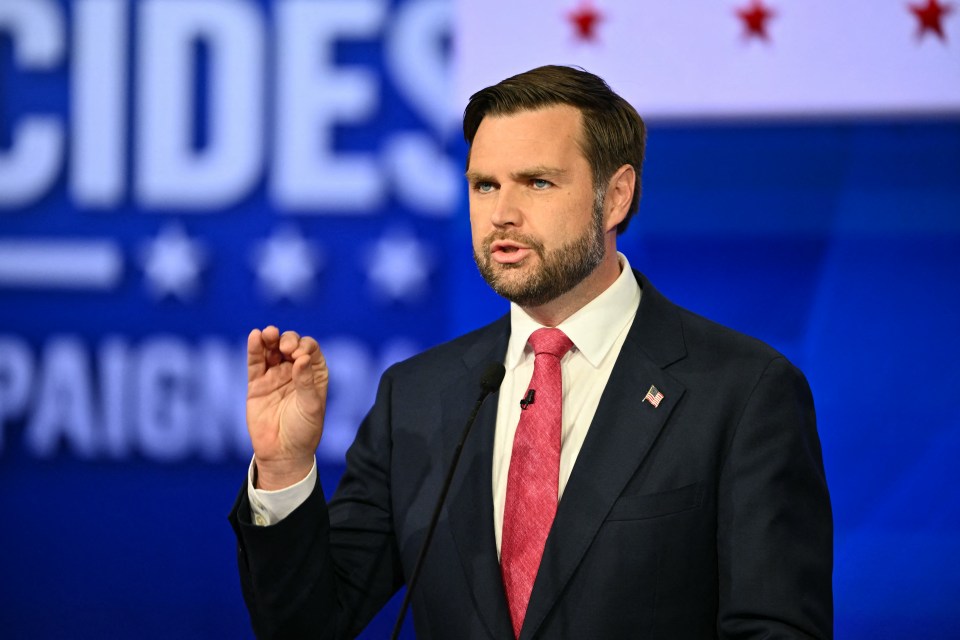 El candidato republicano a la vicepresidencia, JD Vance, habla en el debate