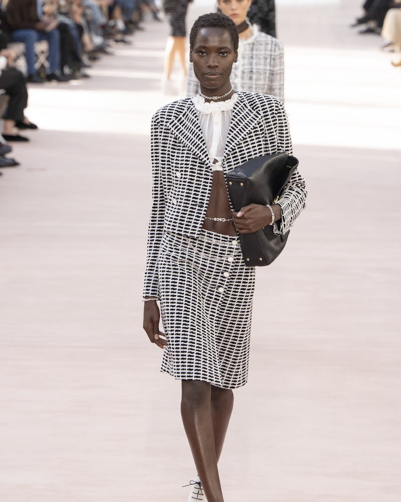 Una modelo camina por la pasarela durante el desfile de moda Chanel Ready to Wear Primavera/Verano 2025. 