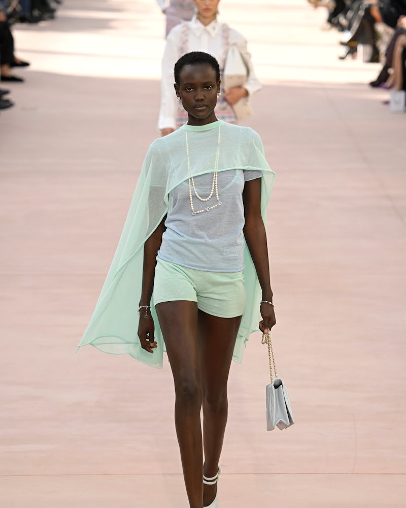 Una modelo camina por la pasarela durante el desfile Primavera-Verano 2025 de Chanel Paris Womenswear 