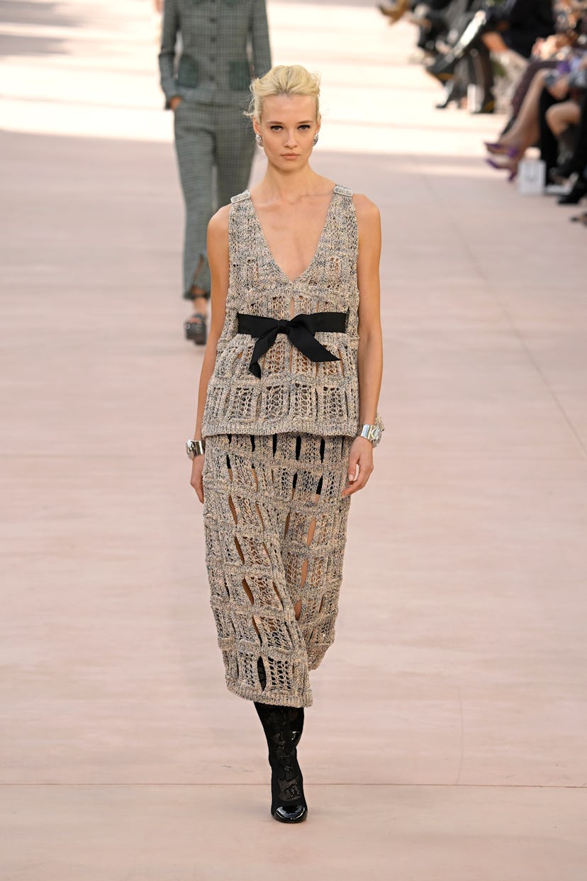 Una modelo camina por la pasarela durante el desfile Primavera-Verano 2025 de Chanel Paris Womenswear