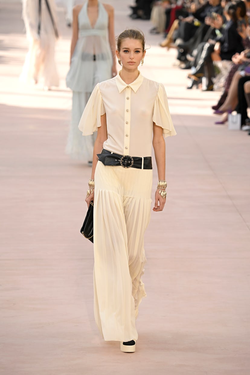 Una modelo camina por la pasarela durante el desfile Primavera-Verano 2025 de Chanel Paris Womenswear