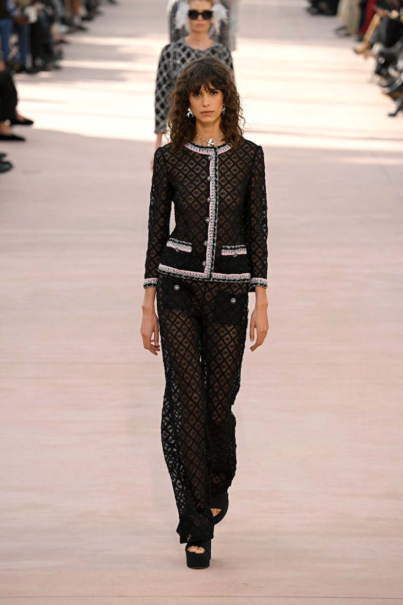 Una modelo camina por la pasarela durante el desfile Primavera-Verano 2025 de Chanel Paris Womenswear 