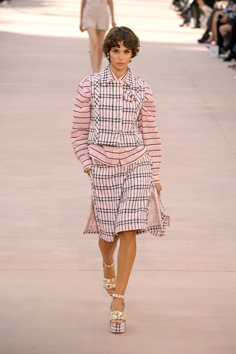 Una modelo camina por la pasarela durante el desfile Primavera-Verano 2025 de Chanel Paris Womenswear 