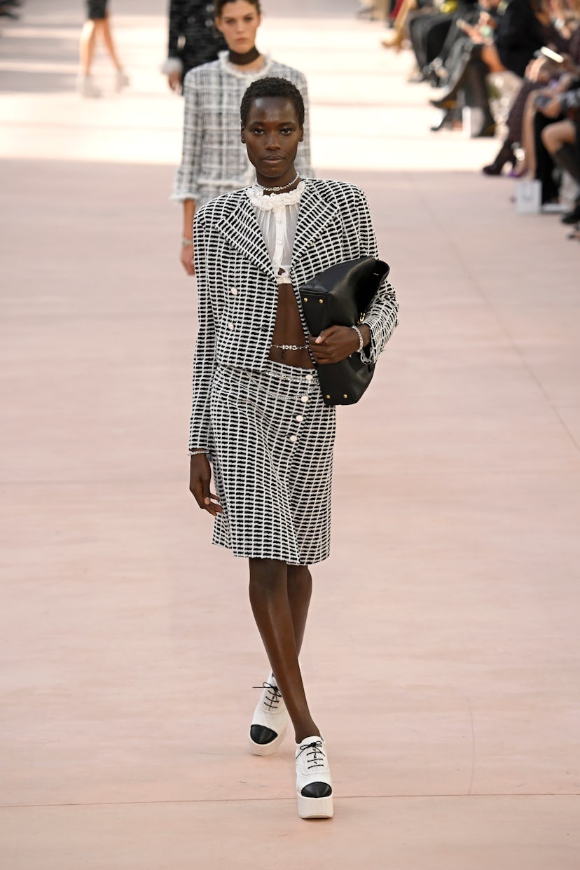 Una modelo camina por la pasarela durante el desfile Primavera-Verano 2025 de Chanel Paris Womenswear 