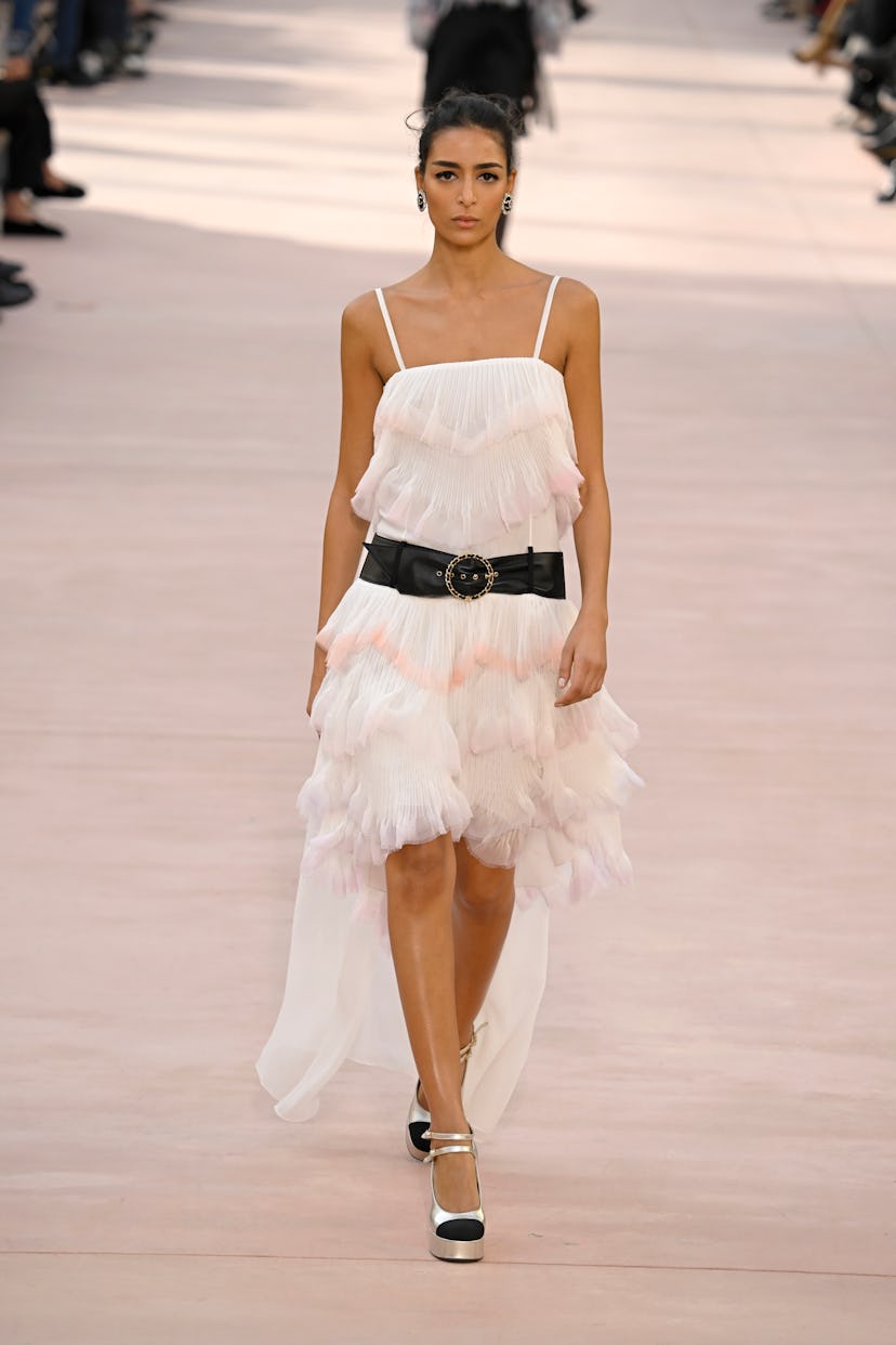 Una modelo camina por la pasarela durante el desfile Primavera-Verano 2025 de Chanel Paris Womenswear