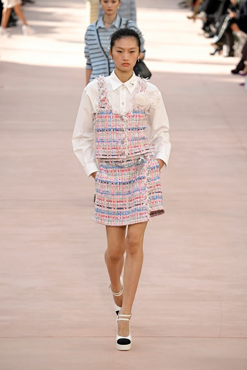 Una modelo camina por la pasarela durante el desfile Primavera-Verano 2025 de Chanel Paris Womenswear