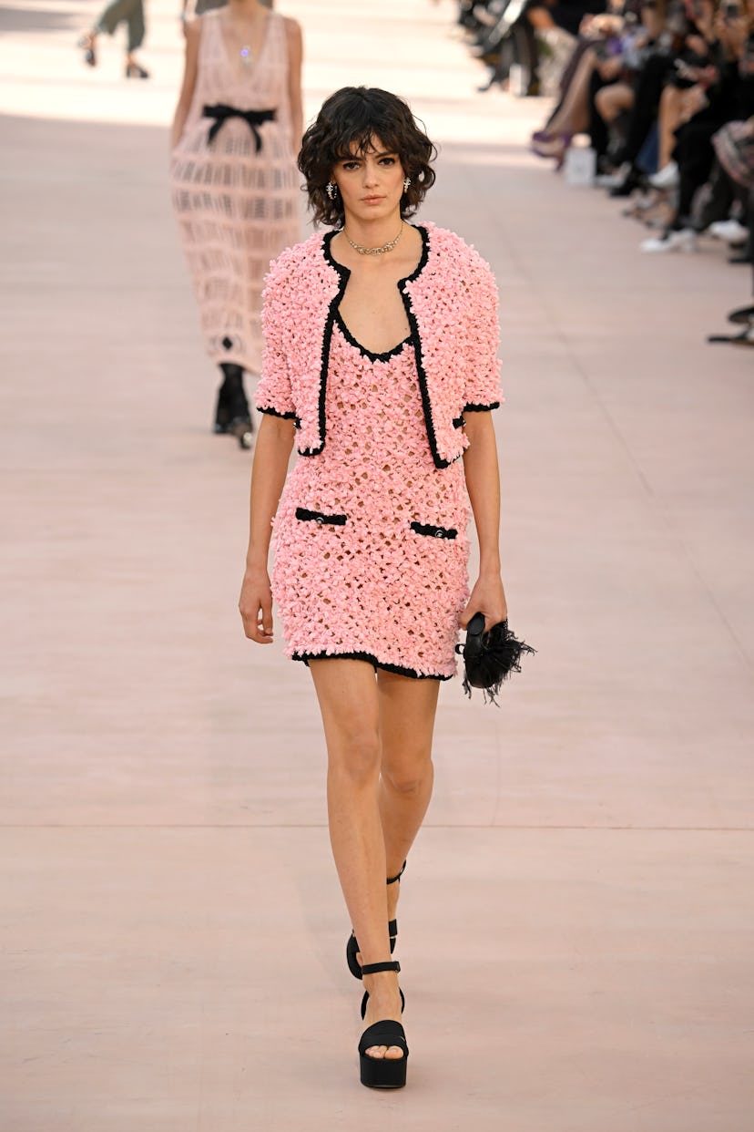 Una modelo camina por la pasarela durante el desfile Primavera-Verano 2025 de Chanel Paris Womenswear 