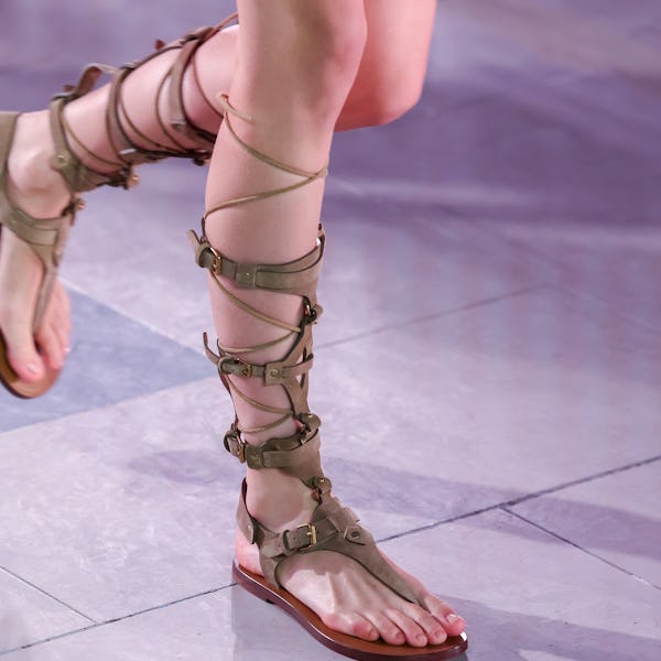 Una modelo, detalle de zapato, camina por la pasarela durante la colección Primavera-Verano 2025 de Isabel Marant Paris Womenswear...