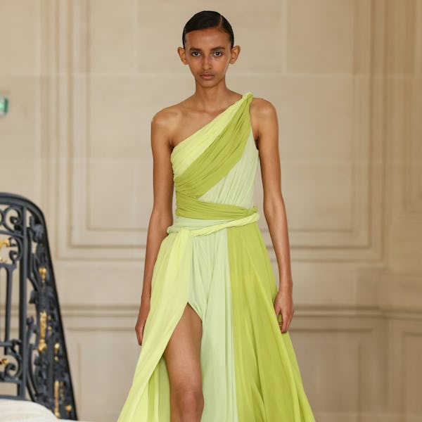 Una modelo camina por la pasarela durante el desfile de moda femenina Primavera-Verano 2025 de Giambattista Valli Paris.