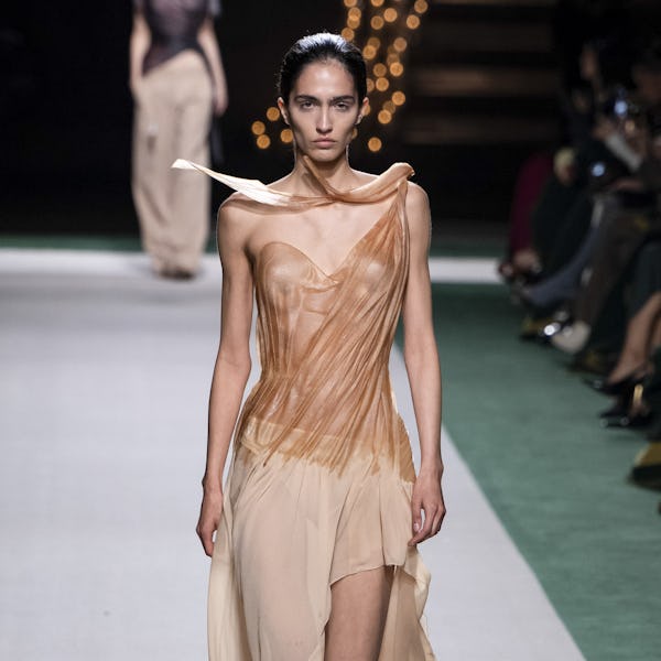 Una modelo camina por la pasarela durante el desfile de moda Victoria Beckham Ready to Wear Primavera/Verano 2025. 