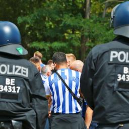 Imagen de archivo: Agentes de policía aseguran la llegada de los aficionados del Hertha después del partido contra el 1.FC Union Berlin el 6 de agosto de 2022. (Fuente: IMAGO/Michael Taeger)