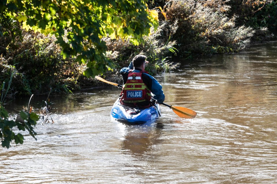 Policías buscando en el río Derwent