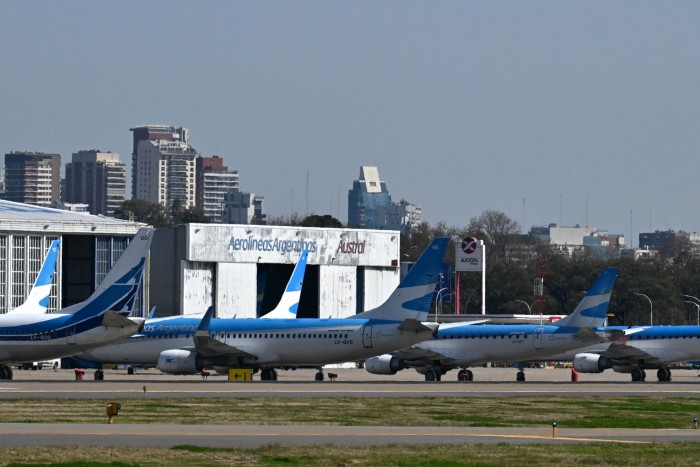 Aviones de Aerolíneas Argentinas en un aeropuerto de Buenos Aires