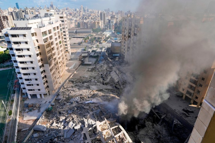 El humo se eleva desde el lugar de un ataque aéreo israelí en Dahiyeh, Beirut.