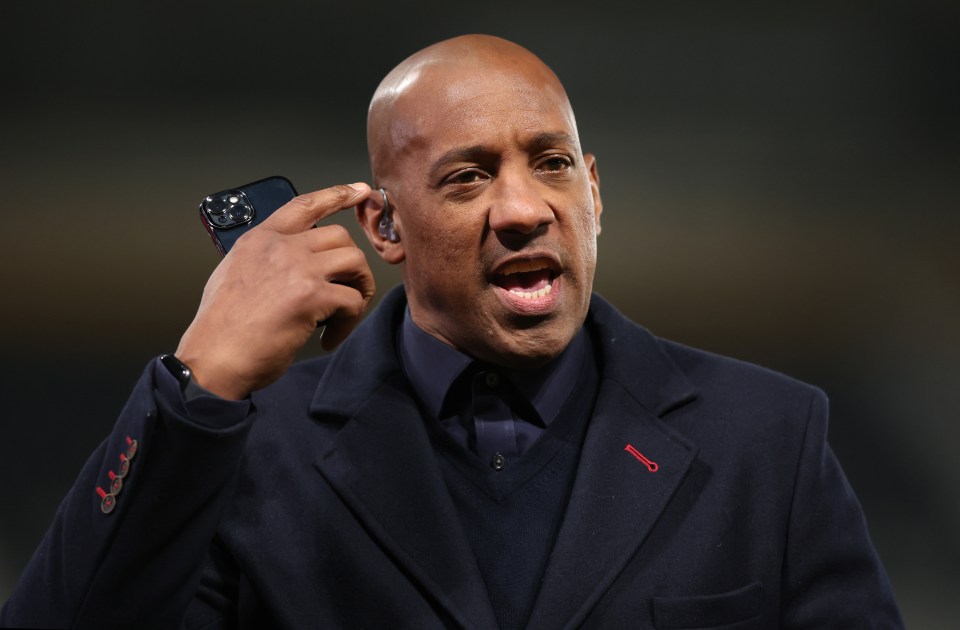 Dion Dublin fotografiado en Pride Park el 15 de noviembre de 2022 en Derby