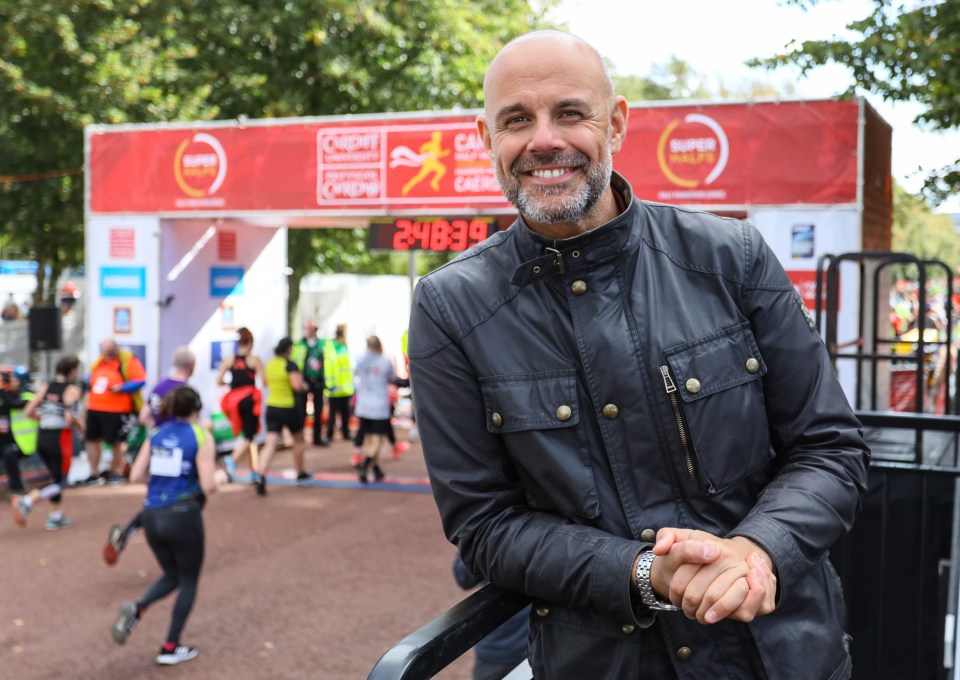 El presentador de la BBC Jason Mohammad disfruta viendo la media maratón de Cardiff el 6 de octubre de 2019.