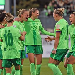 Los jugadores del VfL Wolfsburg celebran un gol.