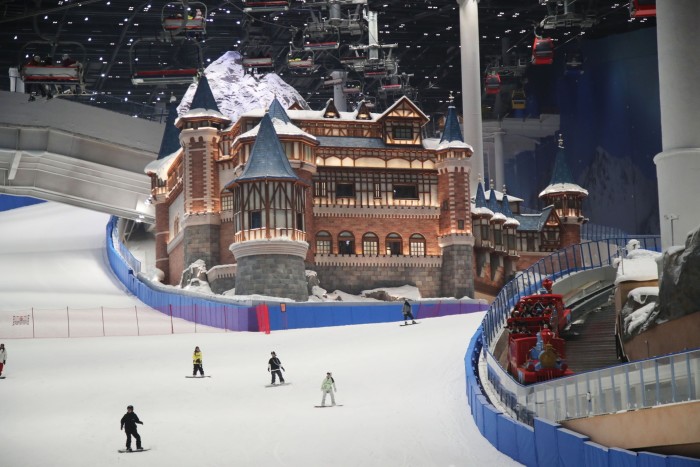 Una pista de esquí rodea un hotel de estilo tardomedieval