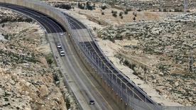 Muro entre israelíes y palestinos en nueva carretera