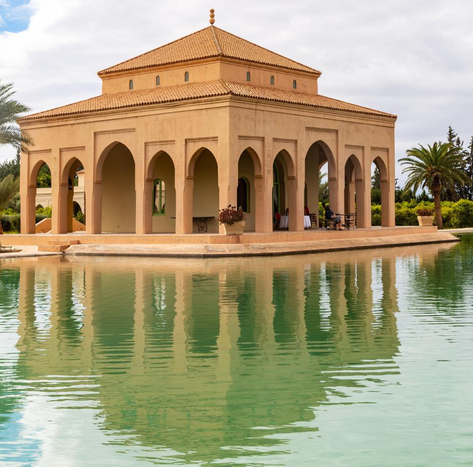 El Palacio Claudio Bravo es famoso por ser la antigua casa del pintor chileno Claudio Bravo.