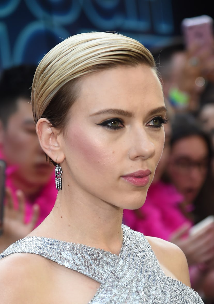 Scarlett Johansson elegante corte duendecillo