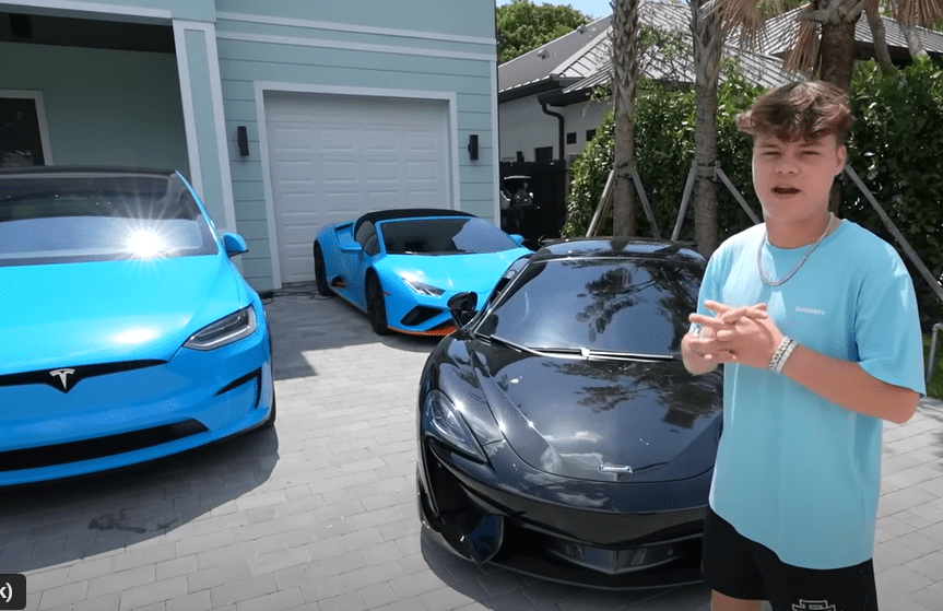 El streamer estrelló su McLaren de £ 100,000 contra el costado de una autovía